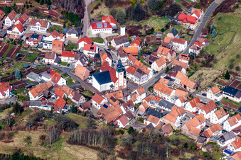 Vue aérienne de Bâtiment d'église au centre du village à Schwanheim dans le département Rhénanie-Palatinat, Allemagne