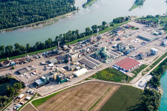 Vue aérienne de Usines chimiques sur le Rhin à Lauterbourg dans le département Bas Rhin, France