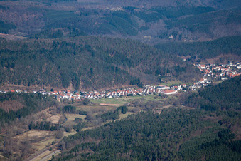 Enregistrement par drone de Hinterweidenthal dans le département Rhénanie-Palatinat, Allemagne