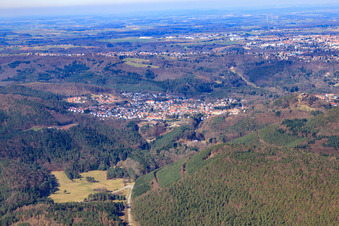 Vue aérienne de Ville dans la forêt du Palatinat vue de l'est à Lemberg dans le département Rhénanie-Palatinat, Allemagne