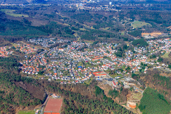 Vue aérienne de Vue sur la ville dans la forêt du Palatinat à Lemberg dans le département Rhénanie-Palatinat, Allemagne