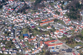 Vue aérienne de Vue des rues et des maisons dans les quartiers résidentiels à Lemberg dans le département Rhénanie-Palatinat, Allemagne