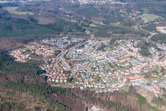 Vue aérienne de Vue des rues et des maisons dans les quartiers résidentiels à Lemberg dans le département Rhénanie-Palatinat, Allemagne