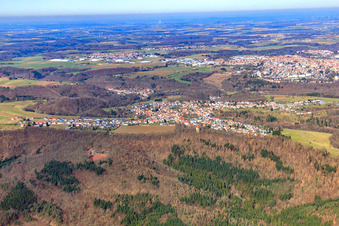 Vue aérienne de Vue du village depuis l'est à le quartier Erlenbrunn in Pirmasens dans le département Rhénanie-Palatinat, Allemagne