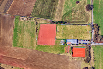 Vue aérienne de Terrain de football du club sportif Obersimten 68 eV à Obersimten dans le département Rhénanie-Palatinat, Allemagne