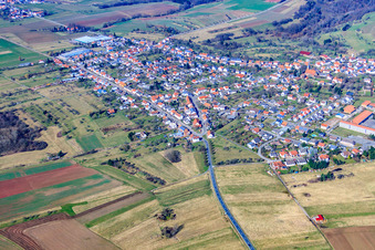 Vue aérienne de Vue du village depuis l'est à Vinningen dans le département Rhénanie-Palatinat, Allemagne