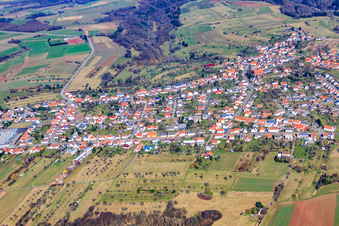 Vue aérienne de Vue du village depuis le sud-est à Vinningen dans le département Rhénanie-Palatinat, Allemagne