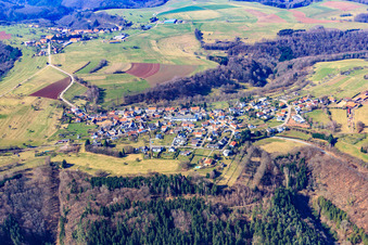 Vue aérienne de Vue du village depuis l'est à Schweix dans le département Rhénanie-Palatinat, Allemagne