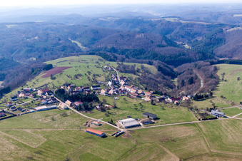 Vue aérienne de Champs agricoles et terres agricoles à Liederschiedt dans le département Moselle, France