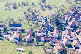 Vue aérienne de Bâtiment d'église au centre du village à Liederschiedt dans le département Moselle, France