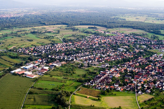 Vue aérienne de Du nord à le quartier Illingen in Elchesheim-Illingen dans le département Bade-Wurtemberg, Allemagne