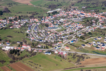 Vue aérienne de Silhouette du centre-ville de Petit-Réderching à Petit-Réderching dans le département Moselle, France