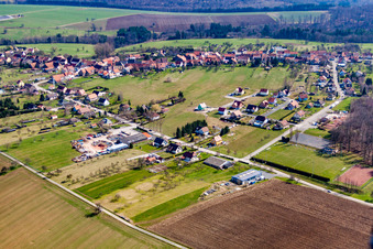 Vue aérienne de Weislingen dans le département Bas Rhin, France