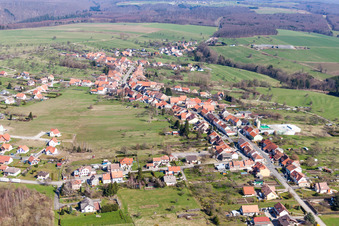 Vue aérienne de Champs agricoles et terres agricoles à Weislingen dans le département Bas Rhin, France