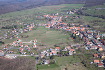 Vue aérienne de Weislingen dans le département Bas Rhin, France