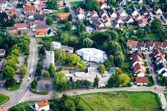 Vue oblique de Église du Saint-Esprit à le quartier Illingen in Elchesheim-Illingen dans le département Bade-Wurtemberg, Allemagne