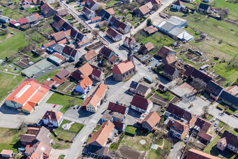 Vue aérienne de Bâtiment d'église au centre du village à Petersbach dans le département Bas Rhin, France