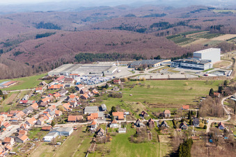 Vue aérienne de Zone industrielle et implantation d'entreprise avec Les Grands Chais de à Petersbach dans le département Bas Rhin, France