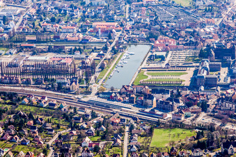 Vue aérienne de Bâtiments et parc du château à douves Châteaux d'Oberhof à Saverne dans le département Bas Rhin, France