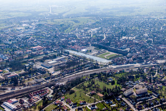 Vue aérienne de Vue des rues et des maisons dans les quartiers résidentiels à Saverne dans le département Bas Rhin, France
