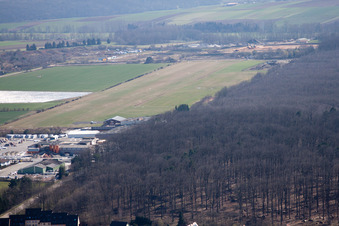 Vue aérienne de Aéroport à Steinbourg dans le département Bas Rhin, France
