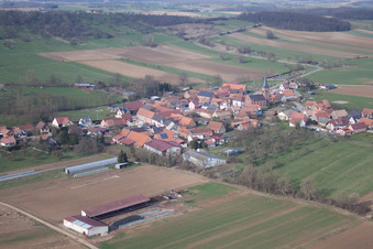 Vue aérienne de Champs agricoles et terres agricoles à Geiswiller dans le département Bas Rhin, France