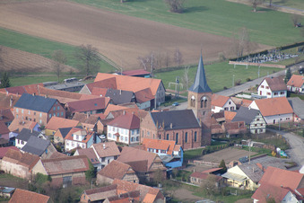 Vue aérienne de Champs agricoles et terres agricoles à Geiswiller dans le département Bas Rhin, France