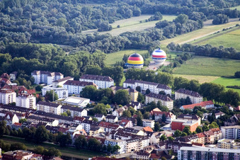 Vue aérienne de Réservoirs de gaz sphériques à le quartier Niederbühl in Rastatt dans le département Bade-Wurtemberg, Allemagne