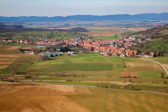 Vue aérienne de Champs agricoles et terres agricoles à Kirrwiller dans le département Bas Rhin, France
