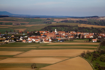 Vue d'oiseau de Issenhausen dans le département Bas Rhin, France