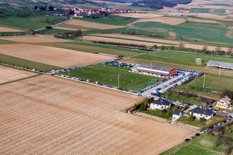 Vue aérienne de Terrain de sport - terrain de football à Ringendorf dans le département Bas Rhin, France