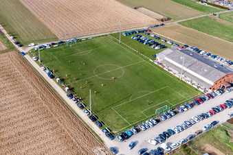 Vue aérienne de Terrain de sport - terrain de football à Ringendorf dans le département Bas Rhin, France