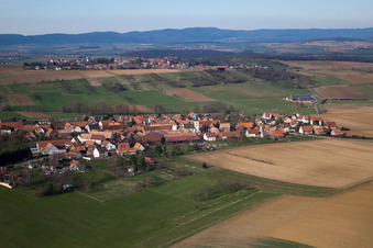 Vue aérienne de Buswiller dans le département Bas Rhin, France