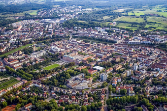Vue aérienne de Centre-ville avec parc du château à Rastatt dans le département Bade-Wurtemberg, Allemagne