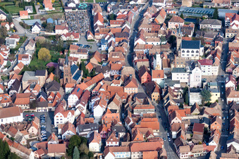 Vue aérienne de Vue de la ville du centre-ville de Pfaffenhoffen à Val-de-Moder dans le département Bas Rhin, France