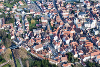 Vue aérienne de Vue de la ville du centre-ville de Pfaffenhoffen à Val-de-Moder dans le département Bas Rhin, France