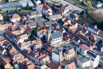 Vue aérienne de Centre-ville dans le quartier du centre-ville de Pfaffenhoffen à Val-de-Moder dans le département Bas Rhin, France