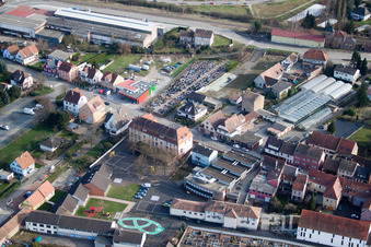Pfaffenhoffen dans le département Bas Rhin, France vu d'un drone