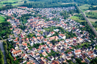 Vue aérienne de Du nord à le quartier Niederbühl in Rastatt dans le département Bade-Wurtemberg, Allemagne