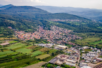 Vue aérienne de Du nord à le quartier Haueneberstein in Baden-Baden dans le département Bade-Wurtemberg, Allemagne