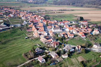Vue aérienne de Champs agricoles et terres agricoles à Forstheim dans le département Bas Rhin, France