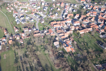 Morsbronn-les-Bains dans le département Bas Rhin, France du point de vue du drone
