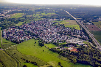Vue aérienne de Vue de la ville depuis le nord le long de l'autoroute A5 à le quartier Sandweier in Baden-Baden dans le département Bade-Wurtemberg, Allemagne