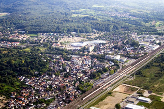 Vue aérienne de Gare Baden-Baden à le quartier Oos in Baden-Baden dans le département Bade-Wurtemberg, Allemagne