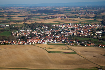 Vue aérienne de Kutzenhausen dans le département Bas Rhin, France