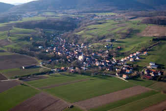 Vue aérienne de Champs agricoles et terres agricoles à Drachenbronn-Birlenbach dans le département Bas Rhin, France