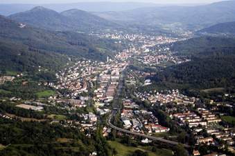 Vue aérienne de Rue du Rhin à le quartier Oos in Baden-Baden dans le département Bade-Wurtemberg, Allemagne