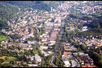 Vue aérienne de Route de la Forêt-Noire B500 à le quartier Oos in Baden-Baden dans le département Bade-Wurtemberg, Allemagne