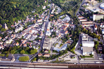 Vue aérienne de Ooser Bahnhofstr à le quartier Oos in Baden-Baden dans le département Bade-Wurtemberg, Allemagne