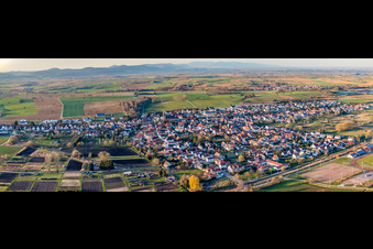 Vue aérienne de Panorama du village de Viehstrich depuis le sud-est à Steinfeld dans le département Rhénanie-Palatinat, Allemagne